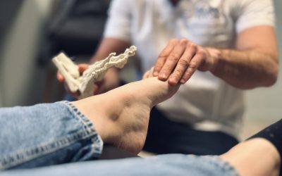 vondt under foten kan være så mangt, bildet er av en undersøkelse der det sammenlignes med et anatomisk modell av fotens knokler
